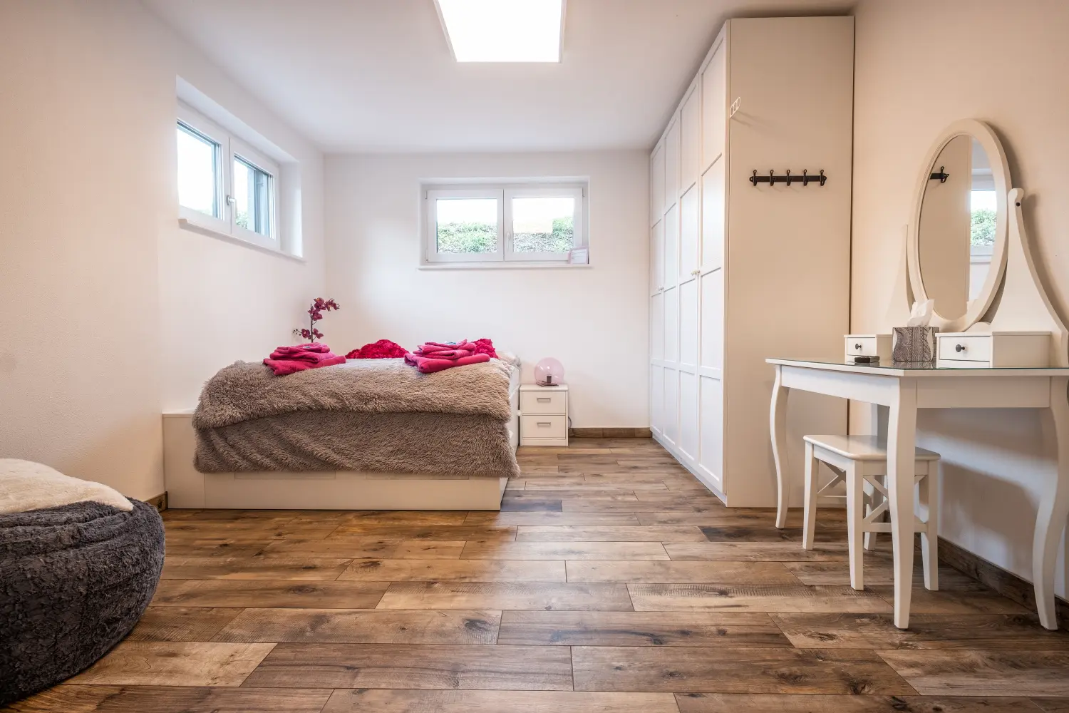Moderne Souterrainwohnungen Schlafzimmer von Elisabeth Marx